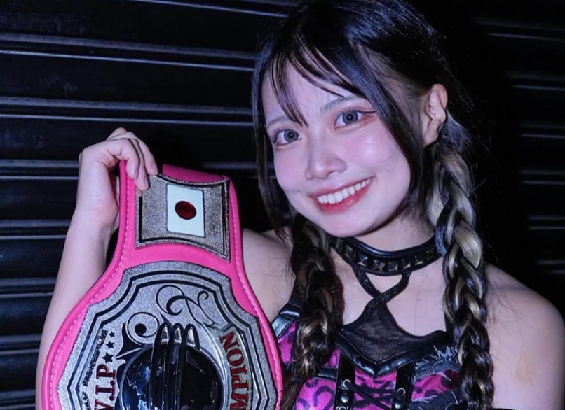 歓喜の瞬間！仙女YUNA、新コス姿で王者ベルト掲げる姿に注目