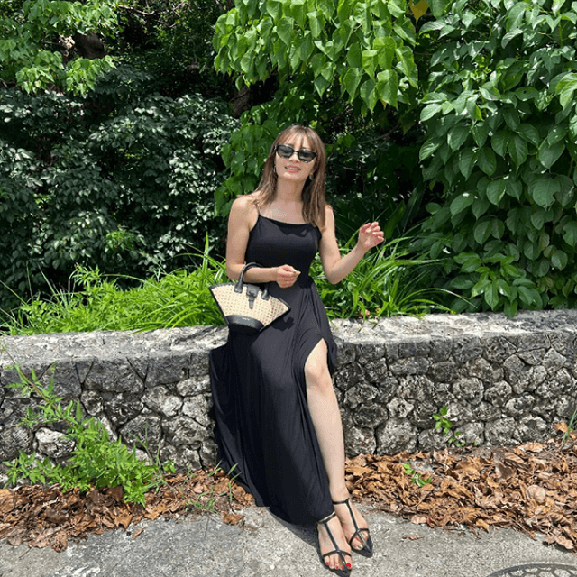 新山千春、石垣島での黒キャミロングショット！美脚に見惚れるファン続出