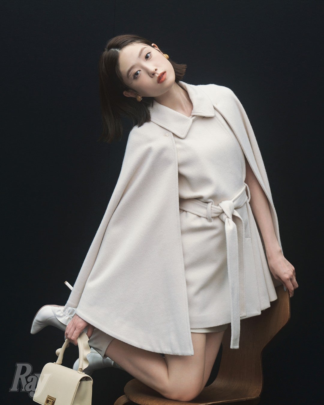 高橋ひかる 大胆コーデで美脚ショット披露