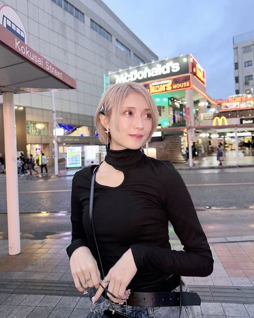 「久しぶりの国際通りー」金髪ギャルアイドル・らな氏、大好き沖縄の街並みバックに可愛すぎる笑顔でパシャリ！