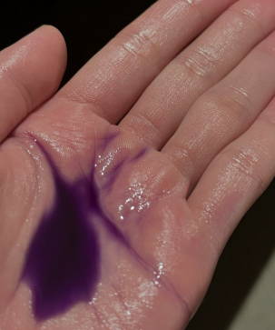 西山茉希、紫の液体！？カラーキープオイルが話題！美髪＆懐かしの飴で心も髪も潤う⁉︎