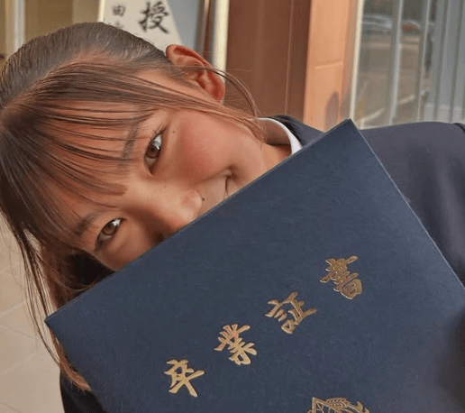 笑顔がチャーミングな中学生女子サーファー、卒業のメモリアルショットを公開！ファンからの祝福ラッシュ「卒業おめでとう～！」