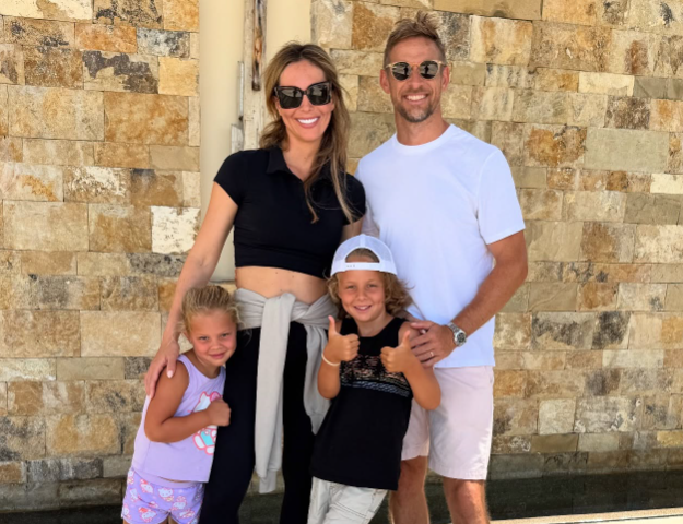 元F1王者ジェンソン・バトン、家族ショット公開にファン歓喜