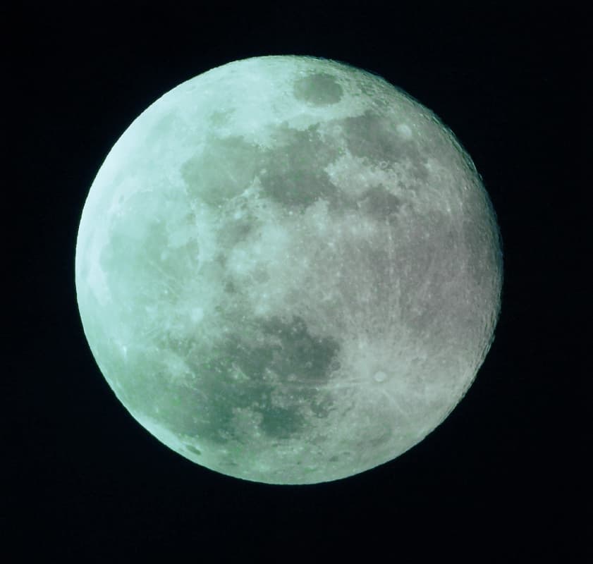 「同じ空を見上げてお祈りしましたか？」2024年最後の満月ショットにファンも神秘的と話題に！