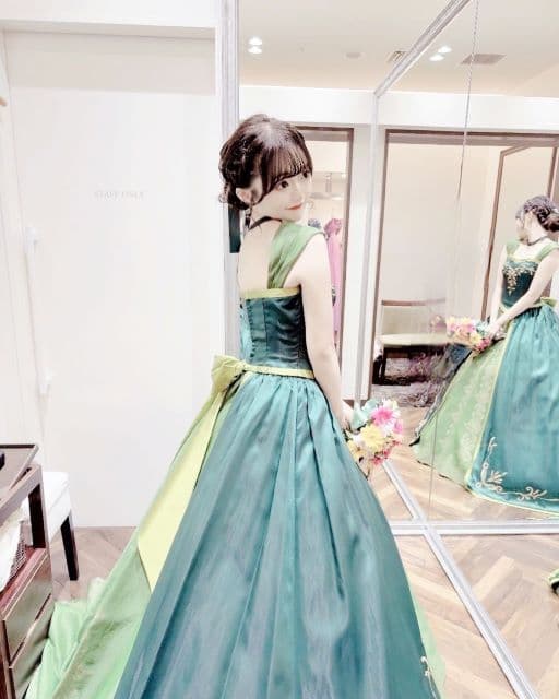 「リアルなお姫様」中井りか、ドレスのフィッティング写真を公開しファンの間で話題に！