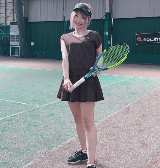 「テニスの妖精みたいで素敵」テニス美女子、一目惚れのウェア着用で”フェアリー・ターン”を魅せファンうっとり「これは可愛いな」