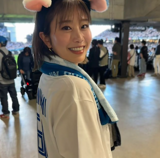 “神スイング”稲村亜美 キュートな笑顔でエスコンフィールド満喫