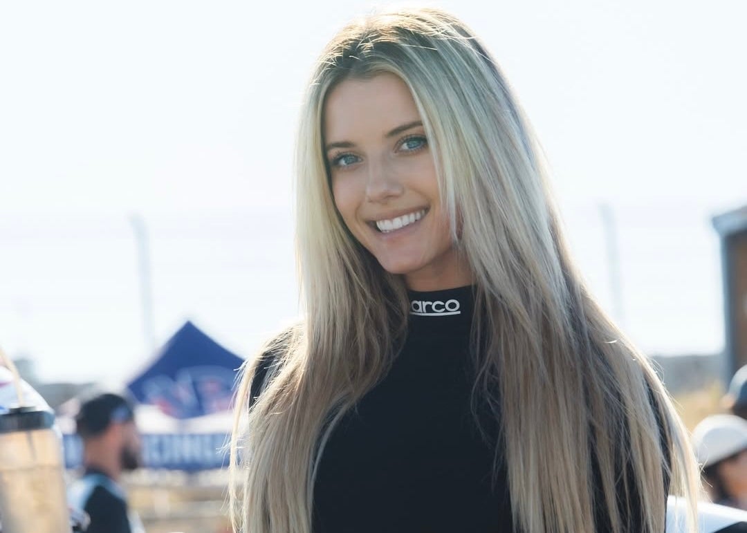 海とシンクロする美しさ…勝負服を脱いだ美女レーサーの“ミニマルビキニ”と濡れ髪