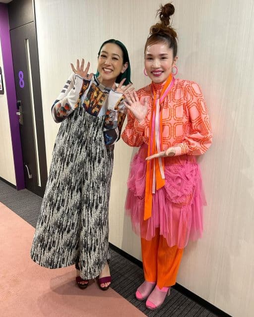 平野ノラ、あの人気タレントと廊下で会って話し込むショットを公開？！