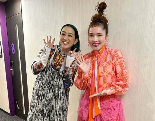 平野ノラ、あの人気タレントと廊下で会って話し込むショットを公開？！