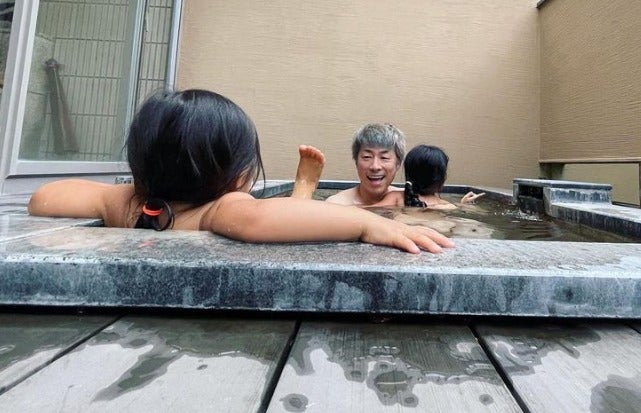 「仲良し親子💓」田村淳さんが2歳次女ら2人と温泉満喫ショット披露🌟