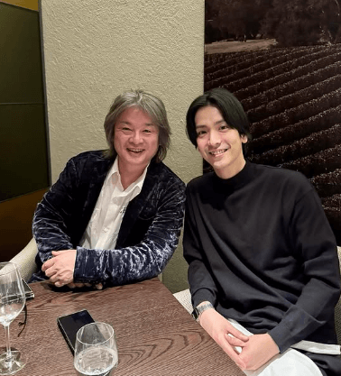 黒羽麻璃央、ミュージカル刀剣乱舞の演出家との2ショット写真を公開！