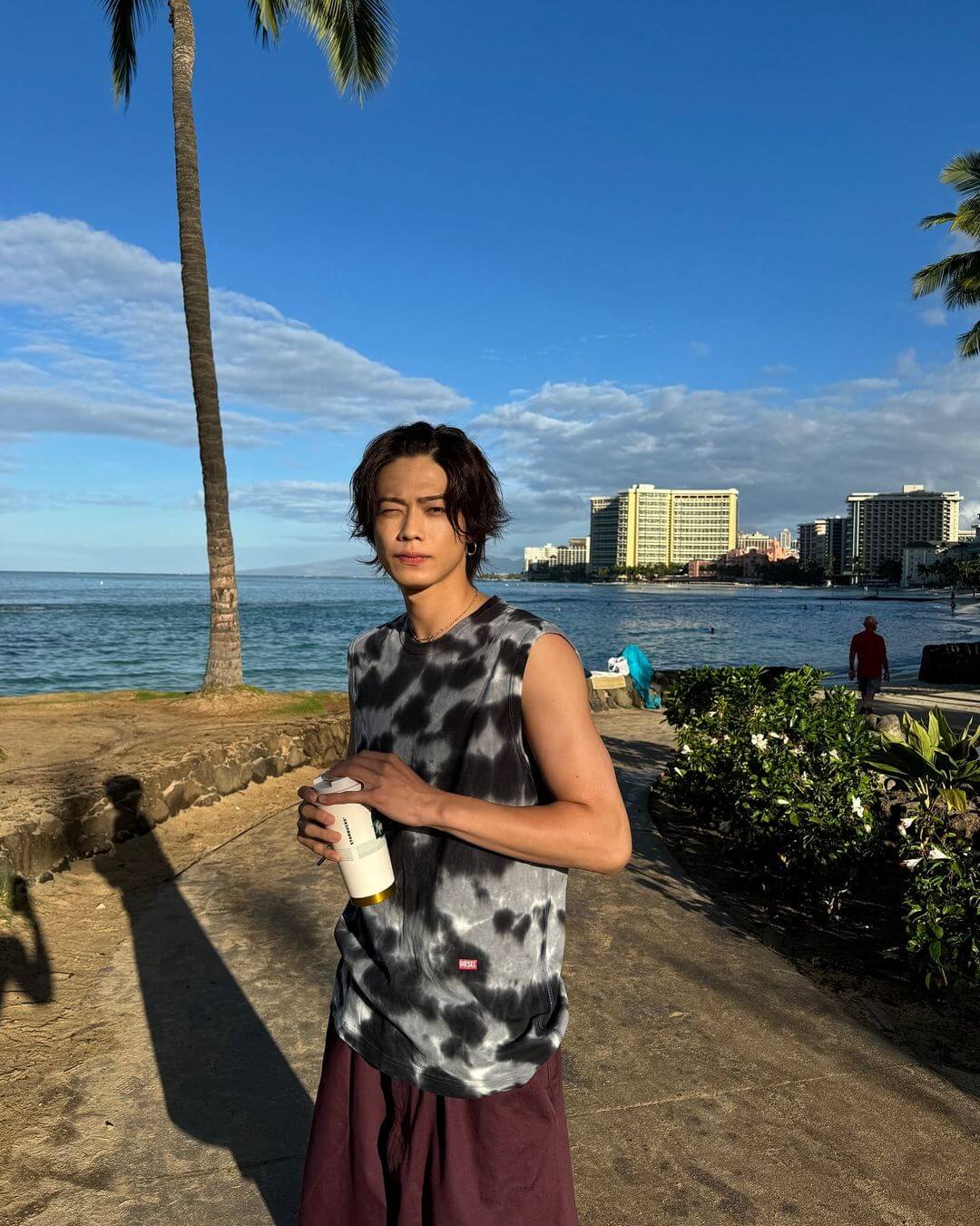 大人気YouTuberコムドット・やまとハワイでのオフショット公開で話題