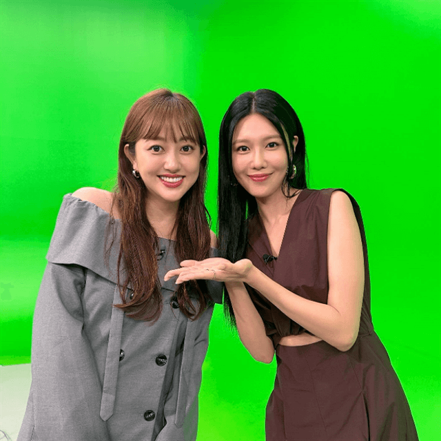 菊地亜美”あのグループ”の美女と激レア２ショット！ファンは「２人とも可愛い」と惚れ惚れ