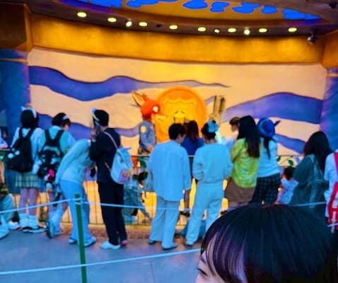 「推しに手を振るオタクの図」声優・久保田未夢がディズニーでの一幕をシェア