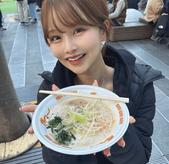 「可愛すぎる」人気スポーツグラドル、爆食スイッチ・オン！”ハリキリ・ショット”にファン歓喜「可愛い笑顔で食べてくれたら作る方も嬉しい」