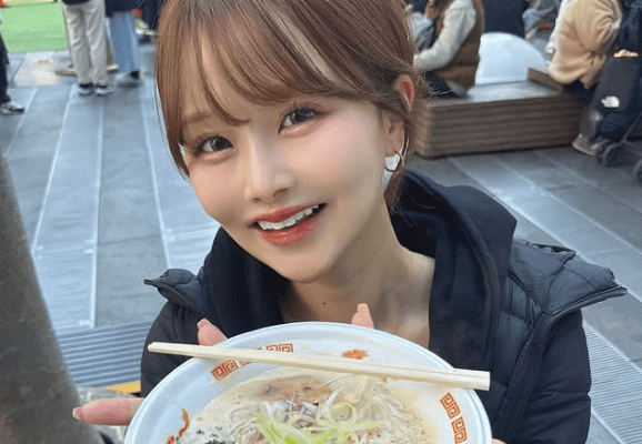 「可愛すぎる」人気スポーツグラドル、爆食スイッチ・オン！”ハリキリ・ショット”にファン歓喜「可愛い笑顔で食べてくれたら作る方も嬉しい」