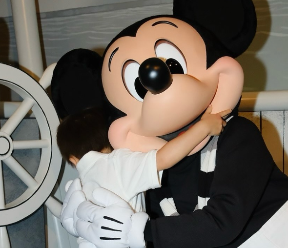 癒やしのひととき！富田将馬が家族と訪れたディズニーランドでの笑顔ショットに注目