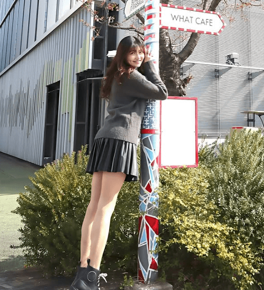 「No.1めちゃ美脚」170cmのモデル＆ゴルフ女子、標識に寄りかかった”ナイスプロポーション”を披露しファン夢心地！「脚細くて可愛いすぎ」
