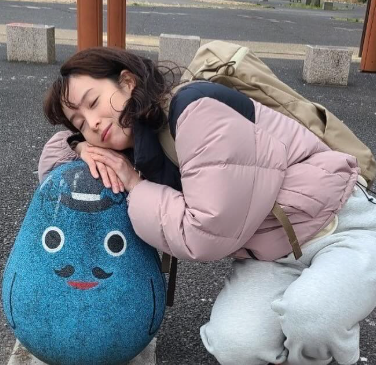 ドラマ出演中の人気女優がくつろぐ様子を大公開