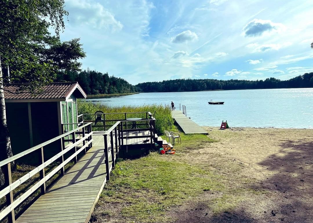 小田井涼平がスウェーデンツアー開始を報告　穏やかな湖畔の風景とともに現地入り
