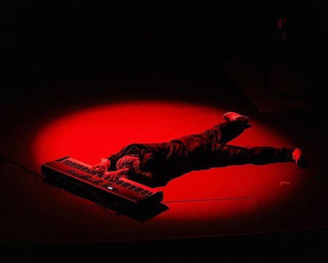 あのアーティストがアメリカアポロシアターでのオフショットを公開！