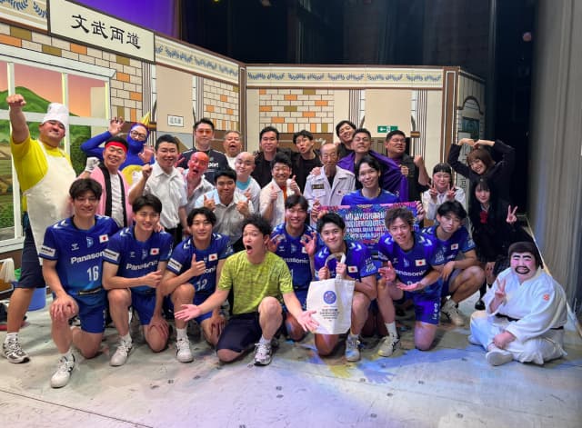 「最高の時間を過ごすことができました」大阪ブルテオン選手がよしもと新喜劇の芸人たちとオフショット