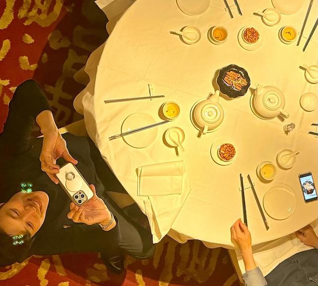 鈴木亮平が香港でアヒルのタンを堪能「予想以上にリアルな見た目」