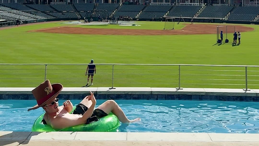 楽しさ2倍！？MLB公式 プールに入りながら試合観戦もできます。