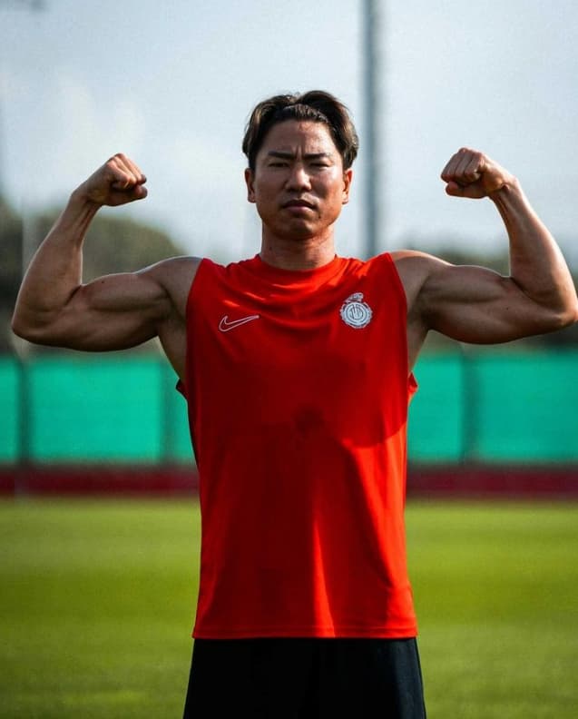 浅野拓磨「ついに30歳！」マッスルポーズで新たな節目を報告！