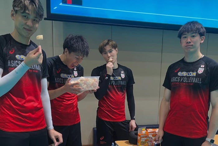 あざと可愛い！？バレー男子の「もぐもぐタイム」。練習後の桃のお味は格別ですか？