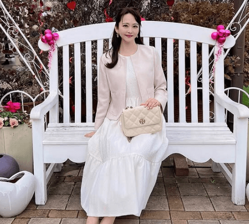 美しすぎと話題のアラフィフモデル、SNS映え”ハート・ベンチ”の美ショット＆ムービーが誉れ高いと反響！「お美しい」