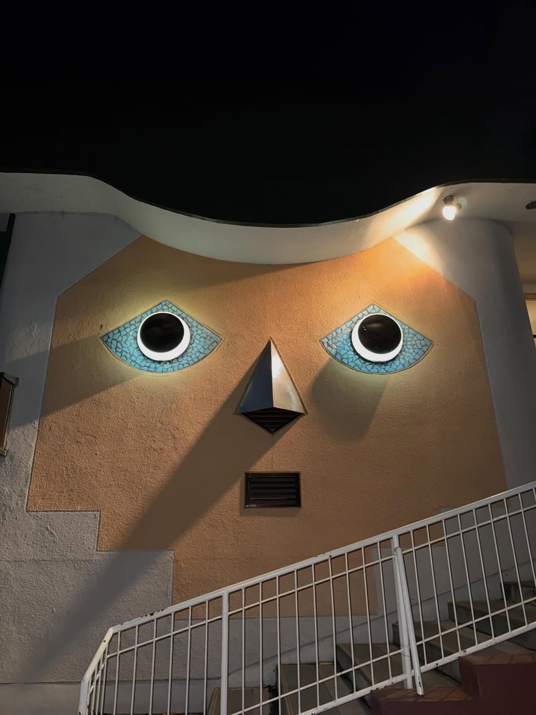 思わず二度見…原菜乃華、北海道で出会った“表情のある建物”に心奪われる