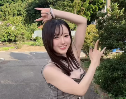 おじさん構文ダンスでアクシデント！？のどかな大地で踊る美女インフルエンサー、”恥ずかし・ダンシング”にファンほっこり