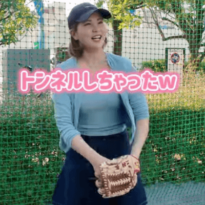 「トンネルしちゃったｗ」ゴルフ美女子、キャッチボールに挑戦！悲劇で喜劇な”通過”にファン注目の眼差し「しょうがない、かわいい」