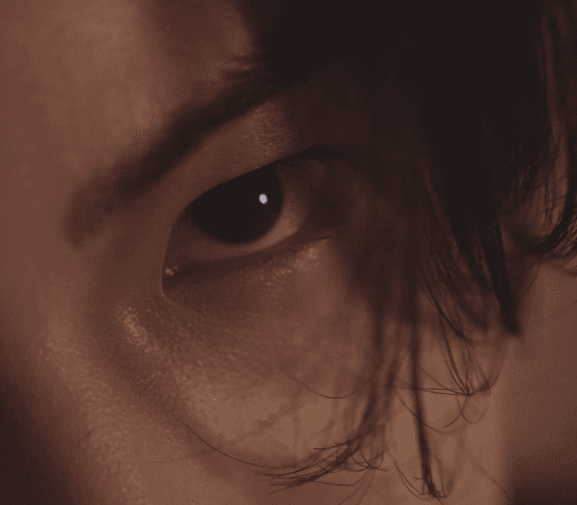 「いったい誰だ...」目力抜群の超接近ショットにファン悶絶