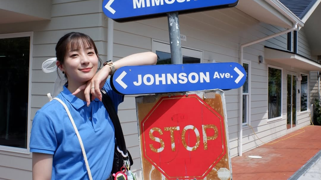 「分け目が焼けました」あの大人気女優が夏の強烈日差しに苦笑い？！