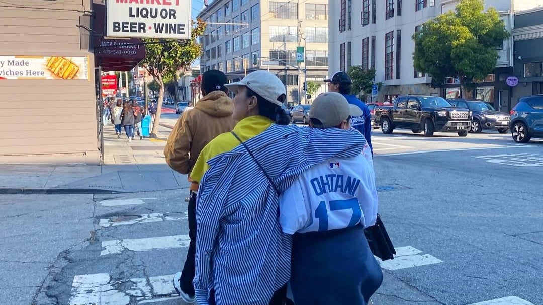 “旅慣れ感”が絵になりすぎる…大人の余裕漂う空港ショットが話題に