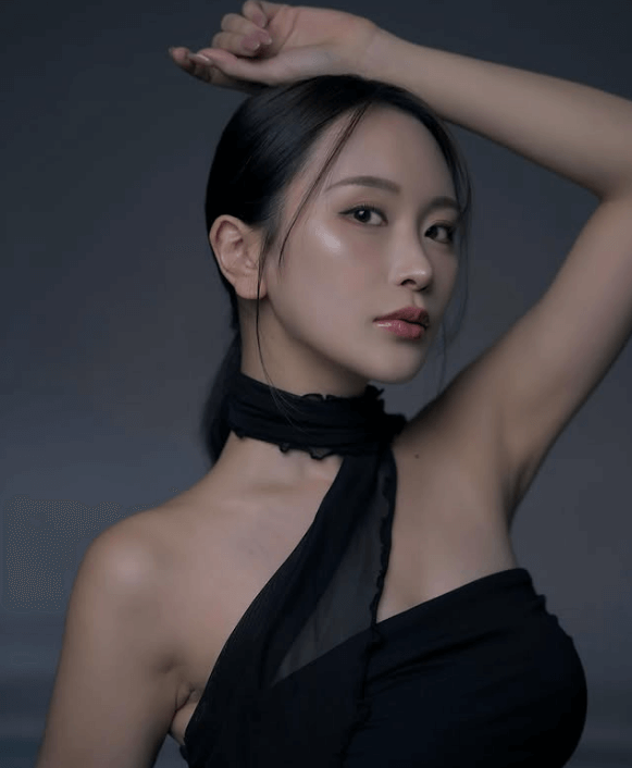 「まるでスーパーモデルだ…」大人気レースクイーン、美ワキ＆ロマンティックドレスのショット公開でファン歓喜！