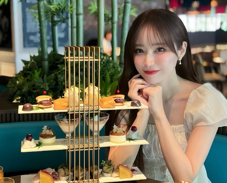 秋の和アフタヌーンティーで小越しほみが魅せる優雅な癒し時間