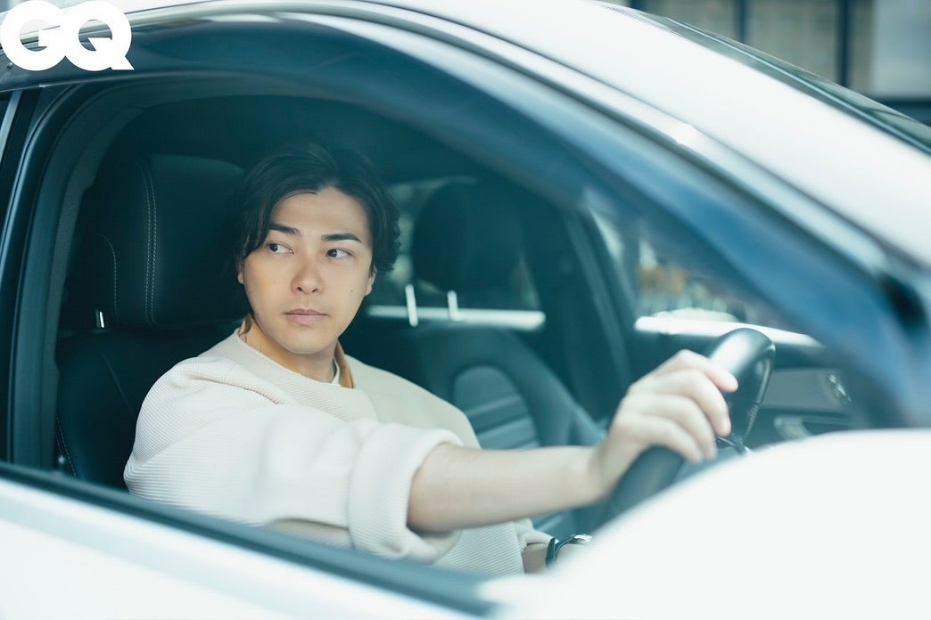 「かっこよくて一瞬息止まりました」勝地涼 愛車「ベンツGLC」との2ショット公開