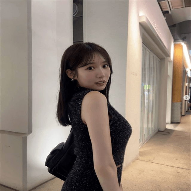 人気グラドルの横野すみれがラメニット姿を披露し、ファン「女神」と大絶賛