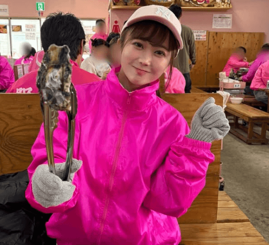 「かわいすぎです！」大人気チアガール、ピンクまみれ空間の”牡蠣小屋・ショット”がキュートだとファンガチ惚れ状態！