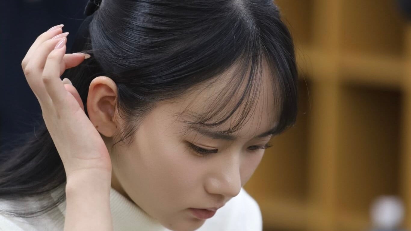 「この横顔、反則級」美女棋士・三島響、真剣な眼差しショットが美しすぎると話題に