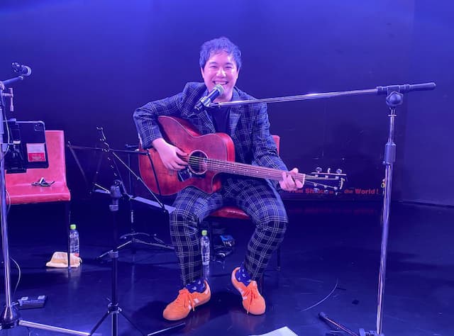 「いい笑顔！いい写真！」あの人気芸人が弾き語りライブのオフショットを公開！