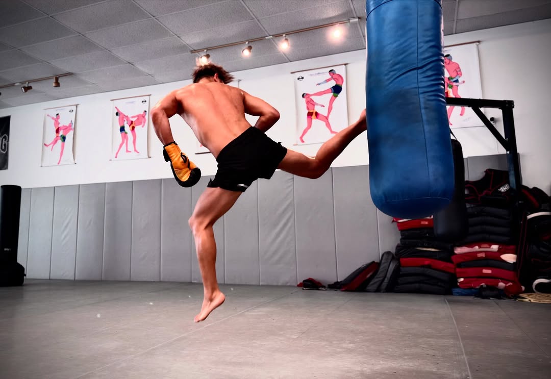 武尊、ローリングソバットを披露！躍動感あふれる後ろ姿ショットに「カッコいい」