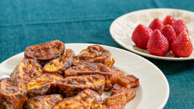 「固くなったパンがごちそうに」土井善晴、至福の“朝ごはんフレンチトースト”動画に注目集まる