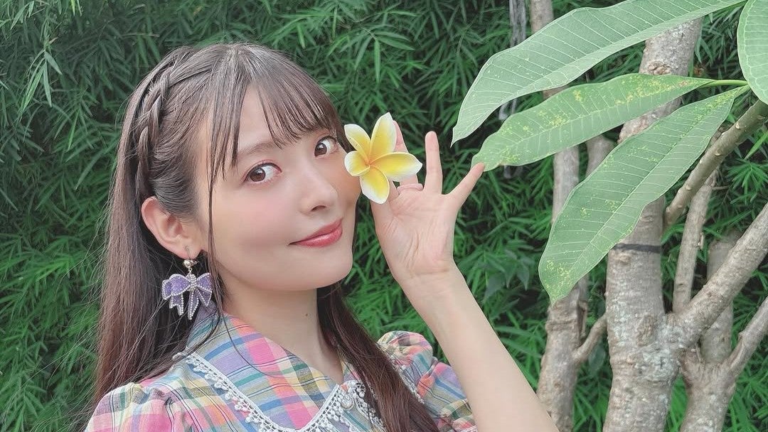 上坂すみれがAFAインドネシアで鮮やか衣装を披露！南国の花咲く“水曜日ショット”に反響