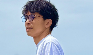 井ノ原快彦、木登り＆サッカー観戦のプライベートショットに反響「青空とイノッチ最高！」