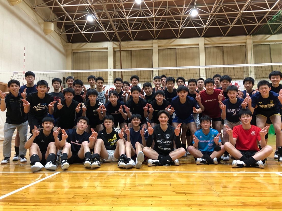 東山のスター・高橋藍が母校を訪問❗️🏐世界中のファンから「いいね」続々😍💓